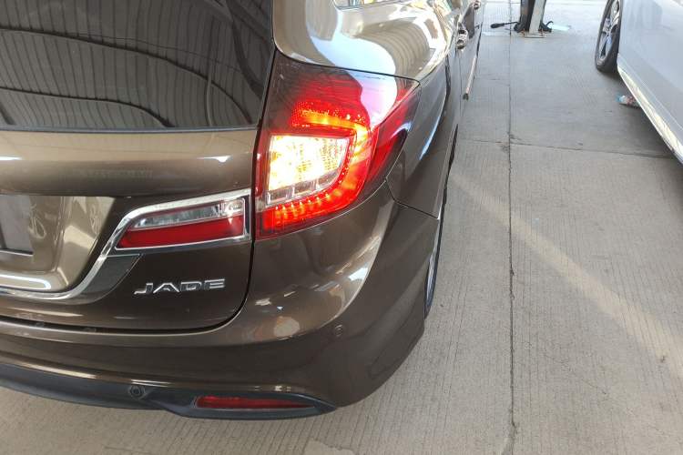 Used Honda Jade 2013 1.8L automatic Comfort version 5 seats Exterior 6
