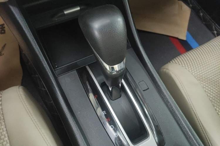 Used Honda Jade 2013 1.8L automatic Comfort version 5 seats Gear Lever