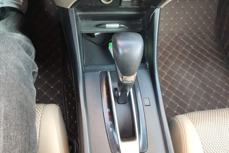 Used Honda Jade 2013 1.8L automatic Comfort version 5 seats Gear Lever
