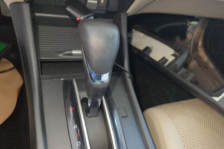 Used Honda Jade 2013 1.8L automatic Comfort version 5 seats Gear Lever
