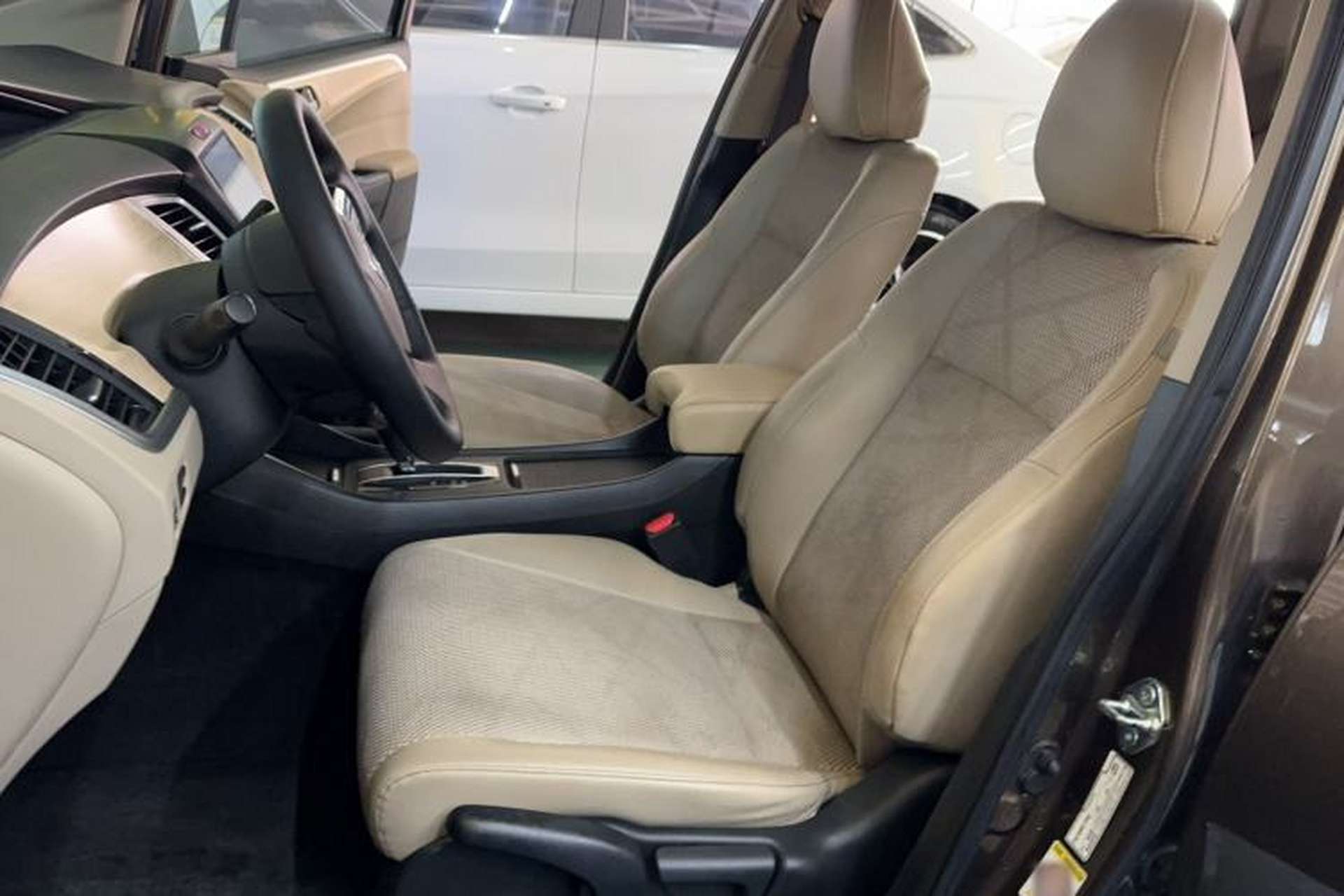 Used Honda Jade 2013 1.8L automatic Comfort version 5 seats Interior 2