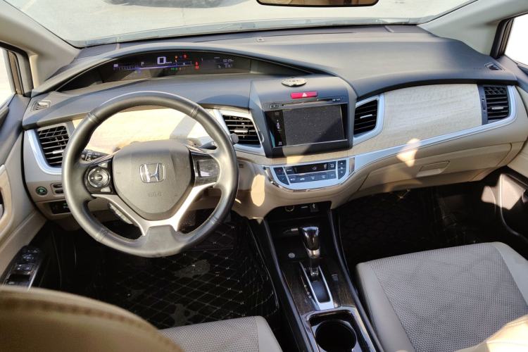 Used Honda Jade 2013 1.8L automatic Comfort version 5 seats Interior 2