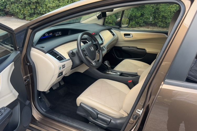 Used Honda Jade 2013 1.8L automatic Comfort version 5 seats Interior 3