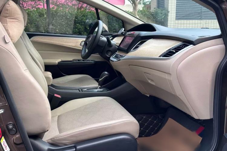 Used Honda Jade 2013 1.8L automatic Comfort version 5 seats Interior 4