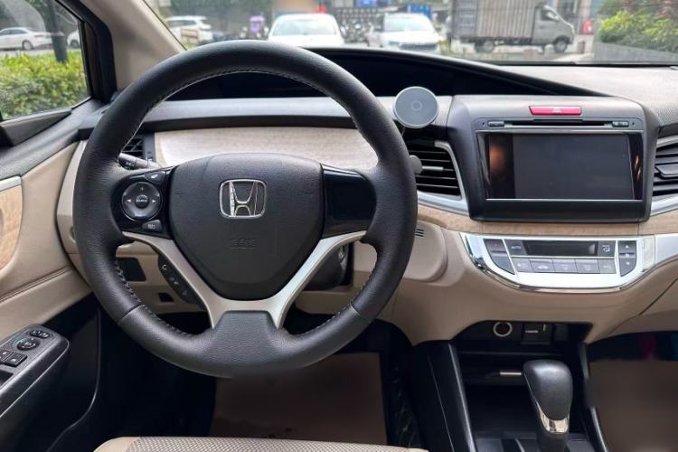 Used Honda Jade 2013 1.8L automatic Comfort version 5 seats Interior 6