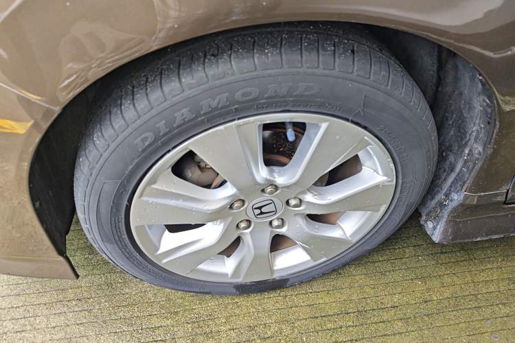 Used Honda Jade 2013 1.8L automatic Comfort version 5 seats Left Front Wheel Hub