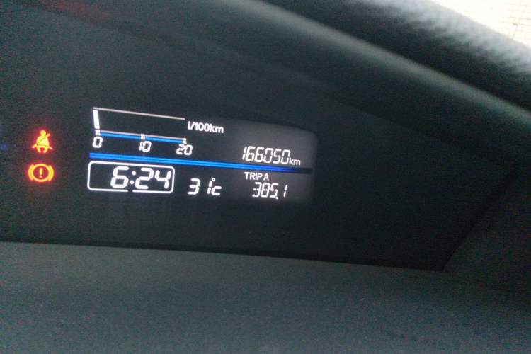 Used Honda Jade 2013 1.8L automatic Comfort version 5 seats Odometer Close Up