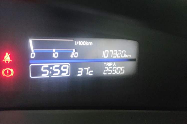 Used Honda Jade 2013 1.8L automatic Comfort version 5 seats Odometer Close Up