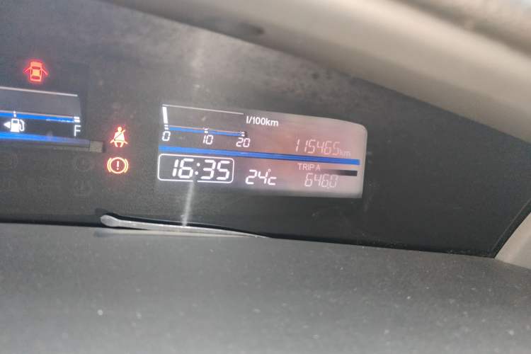 Used Honda Jade 2013 1.8L automatic Comfort version 5 seats Odometer Close Up