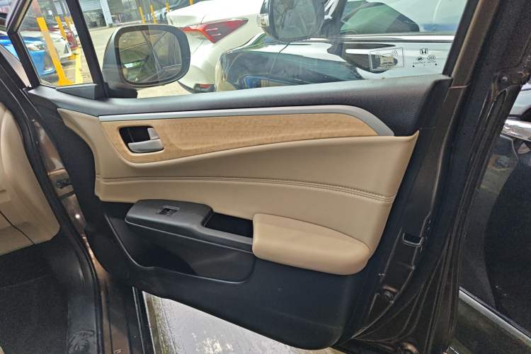 Used Honda Jade 2013 1.8L automatic Comfort version 5 seats Right Front Door Interior