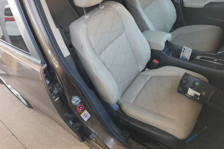 Used Honda Jade 2013 1.8L automatic Comfort version 5 seats Right Front Seat