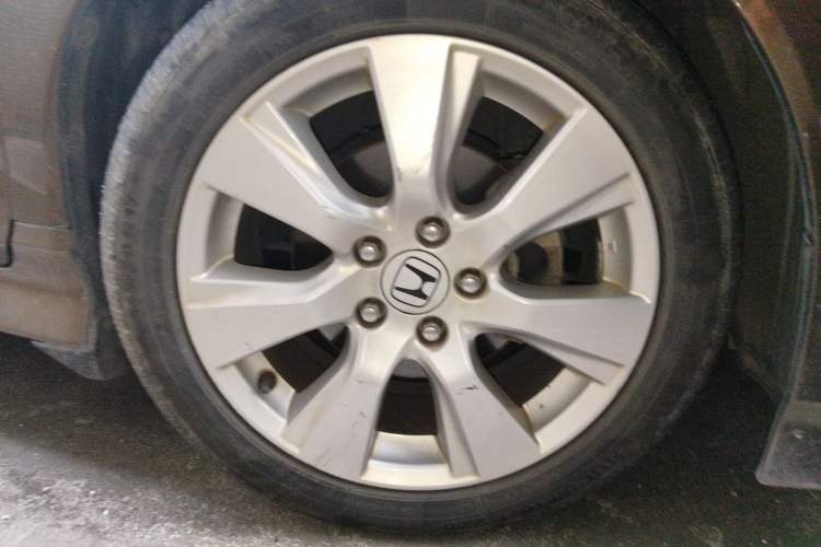 Used Honda Jade 2013 1.8L automatic Comfort version 5 seats Right Front Wheel Hub