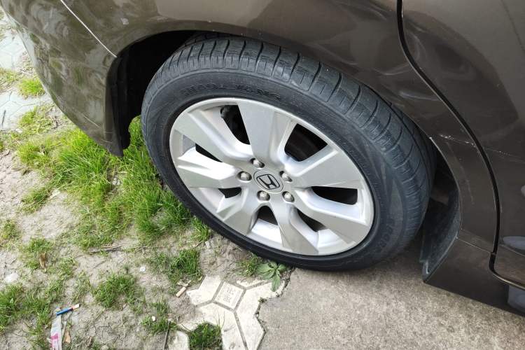 Used Honda Jade 2013 1.8L automatic Comfort version 5 seats Right Rear Wheel Hub