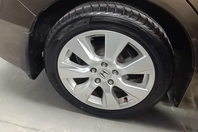 Used Honda Jade 2013 1.8L automatic Comfort version 5 seats Right Rear Wheel Hub