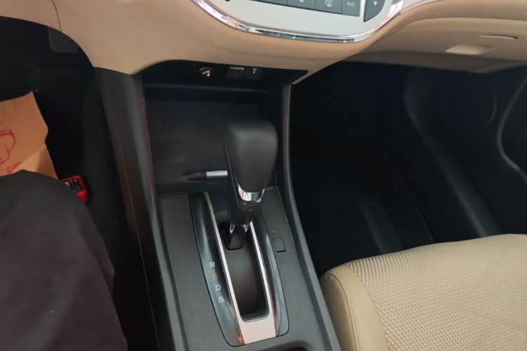 Used Honda Jade 2014 1.8L Automatic Comfort Elite Version 5 Seats Gear Lever