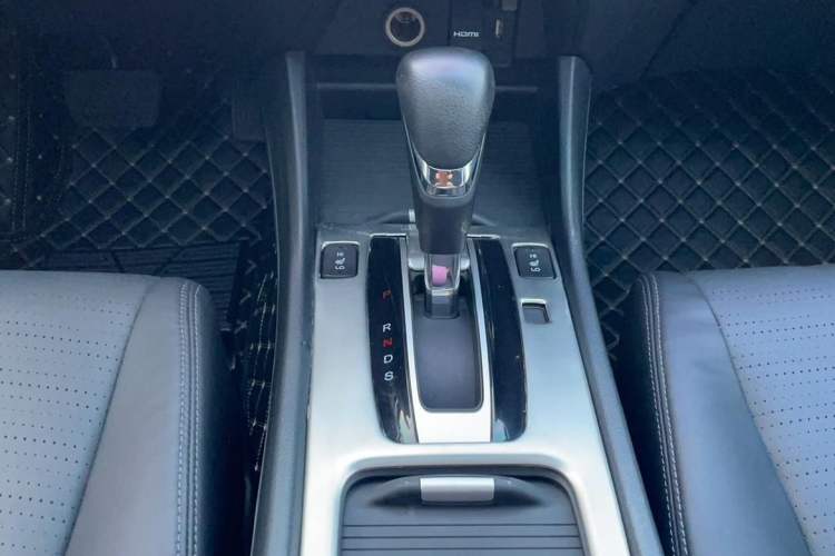 Used Honda Jade 2014 1.8L CVT Luxury Edition 5 seats Gear Lever