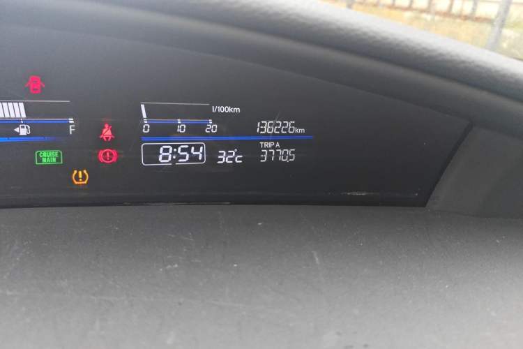Used Honda Jade 2014 1.8L CVT Luxury Edition 5 seats Odometer Close Up