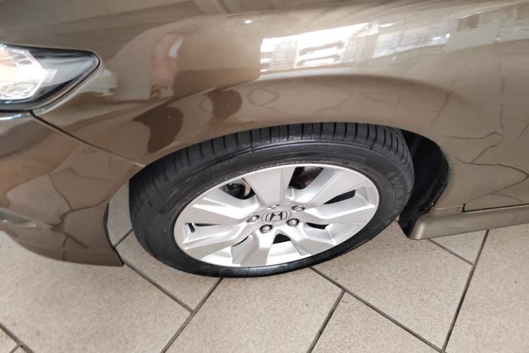 Used Honda Jade 2014 1.8L Automatic Comfort Elite Version 5 Seats Left Front Wheel Hub