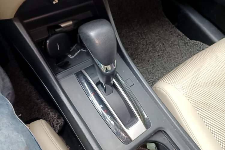 Used Honda Jade 2014 1.8L Automatic Comfort Elite Version 5 Seats Gear Lever