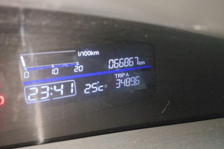 Used Honda Jade 2014 1.8L CVT Luxury Edition 5 seats Odometer Close Up