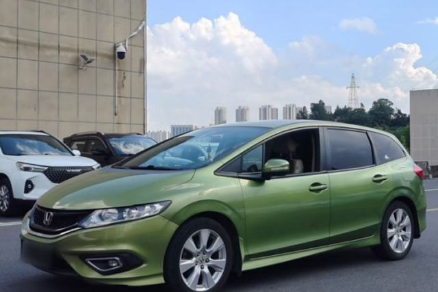 Honda Jade 2014 1.8L Automatic Comfort Elite Version 5 Seats مستعملة