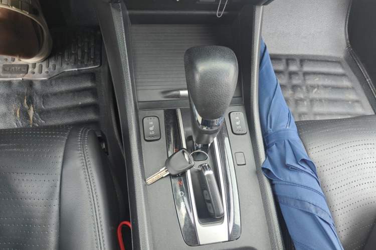 Used Honda Jade 2014 1.8L CVT Luxury Edition 5 seats Gear Lever
