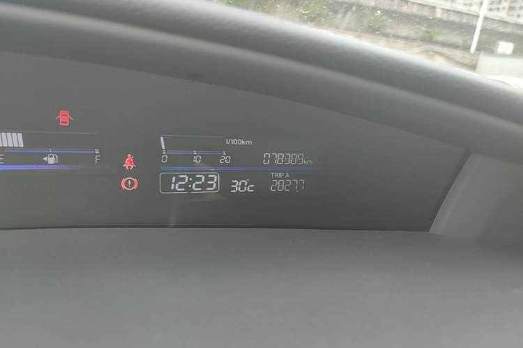 Used Honda Jade 2014 1.8L Automatic Comfort Elite Version 5 Seats Odometer Close Up