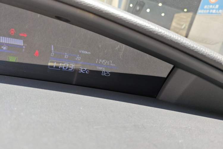 Used Honda Jade 2014 1.8L CVT Luxury Edition 5 seats Odometer Close Up