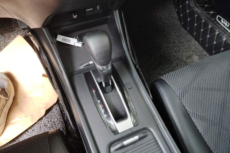 Used Honda Jade 2014 1.8L Automatic Comfort Elite Version 5 Seats Gear Lever
