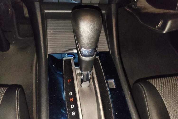 Used Honda Jade 2014 1.8L Automatic Comfort Elite Version 5 Seats Gear Lever