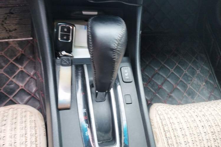 Used Honda Jade 2014 1.8L CVT Luxury Edition 5 seats Gear Lever