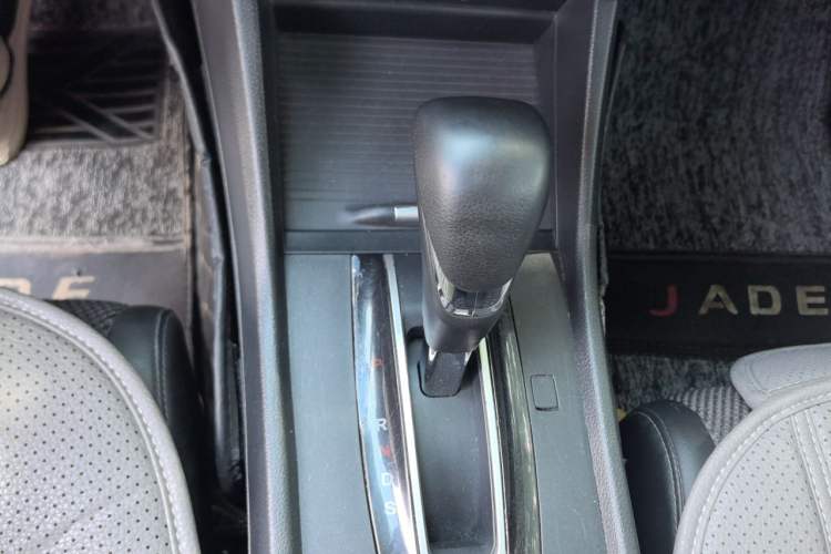 Used Honda Jade 2014 1.8L Automatic Comfort Elite Version 5 Seats Gear Lever