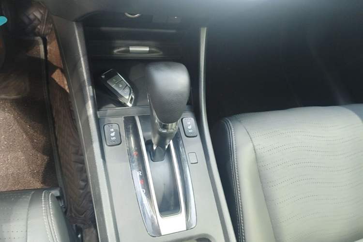 Used Honda Jade 2014 1.8L CVT Luxury Edition 5 seats Gear Lever