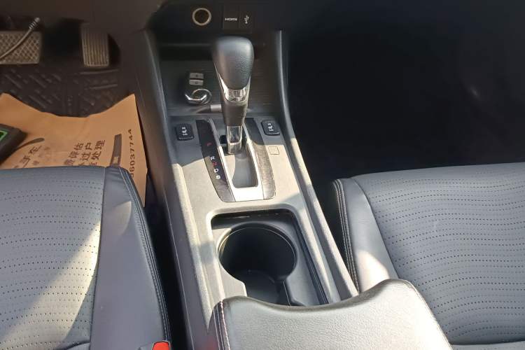 Used Honda Jade 2014 1.8L CVT Luxury Edition 5 seats Gear Lever
