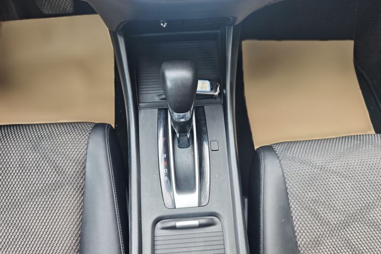 Used Honda Jade 2014 1.8L Automatic Comfort Elite Version 5 Seats Gear Lever