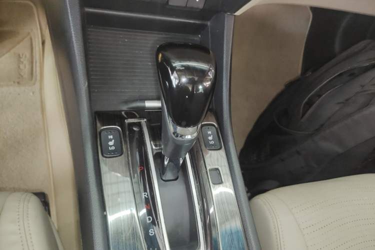 Used Honda Jade 2014 1.8L CVT Luxury Prestige Edition 5 Seats Gear Lever