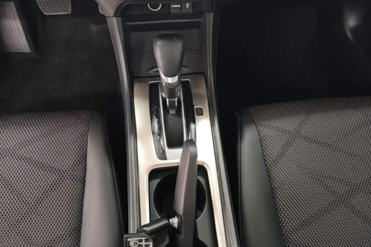 Used Honda Jade 2014 1.8L Automatic Comfort Elite Version 5 Seats Gear Lever