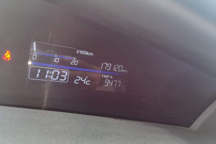 Used Honda Jade 2014 1.8L CVT Luxury Edition 5 seats Odometer Close Up