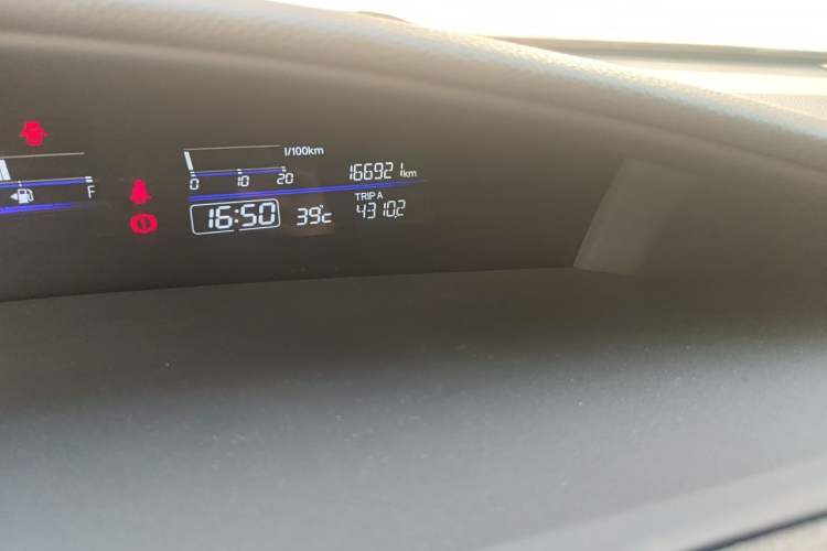 Used Honda Jade 2014 1.8L Automatic Comfort Elite Version 5 Seats Odometer Close Up