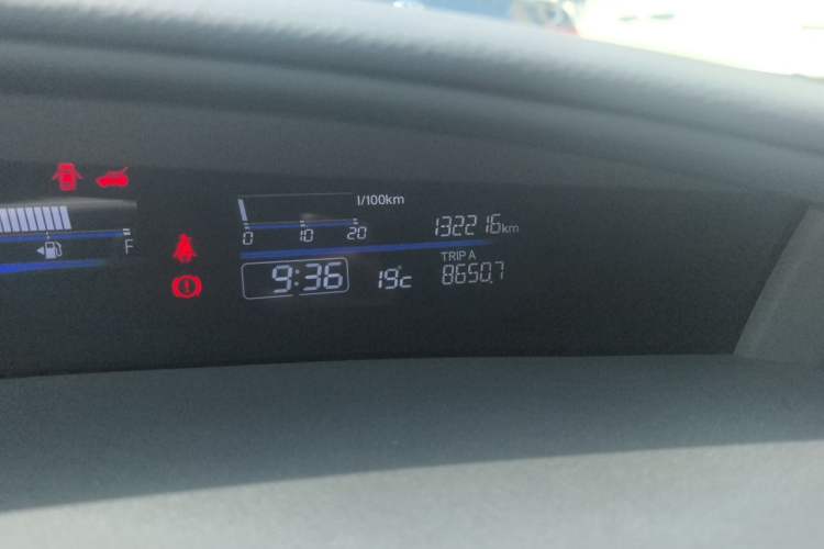 Used Honda Jade 2014 1.8L CVT Luxury Edition 5 seats Odometer Close Up