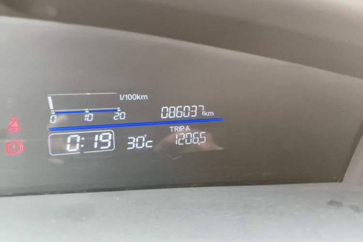 Used Honda Jade 2014 1.8L CVT Luxury Edition 5 seats Odometer Close Up