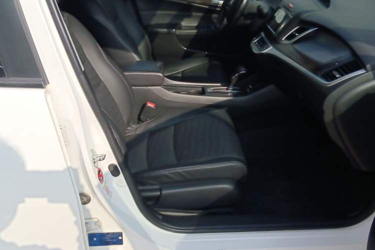 Used Honda Jade 2014 1.8L CVT Luxury Edition 5 seats Right Front Seat
