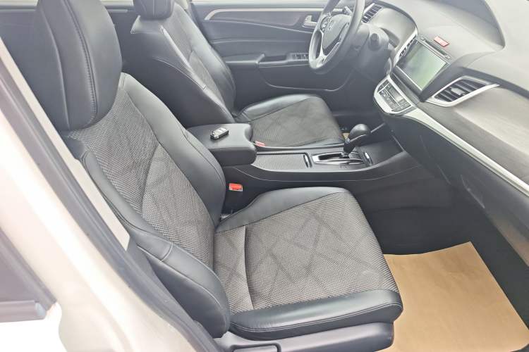 Used Honda Jade 2014 1.8L Automatic Comfort Elite Version 5 Seats Right Front Seat