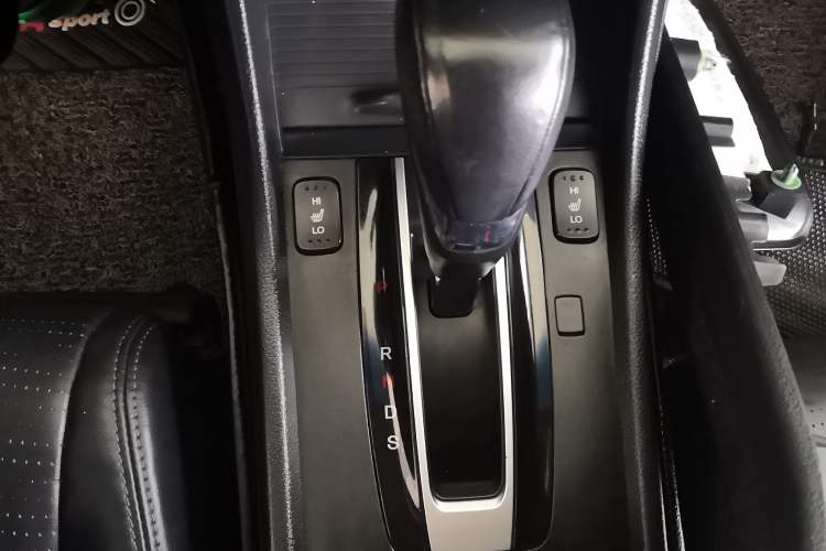 Used Honda Jade 2014 1.8L CVT Luxury Prestige Edition 5 Seats Gear Lever