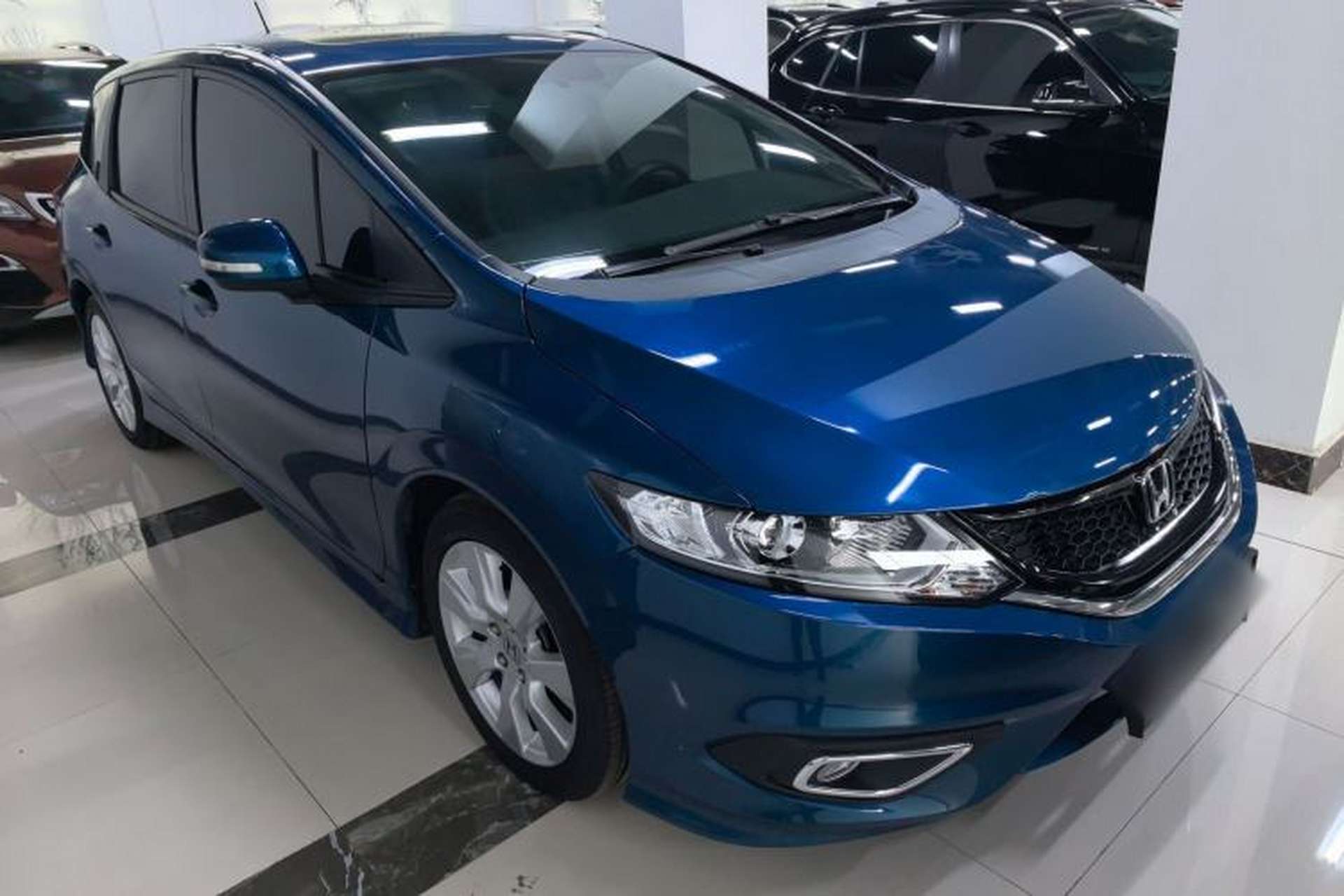 Used Honda Jade 2016 1.8L Automatic Comfort Elite Version 5 Seats Front Right 45 Deg