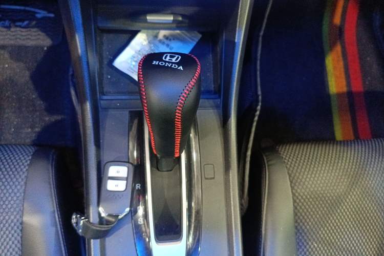 Used Honda Jade 2016 1.8L Automatic Comfort Elite Version 5 Seats Gear Lever