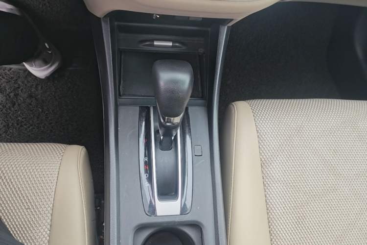 Used Honda Jade 2016 1.8L Automatic Comfort Elite Version 5 Seats Gear Lever