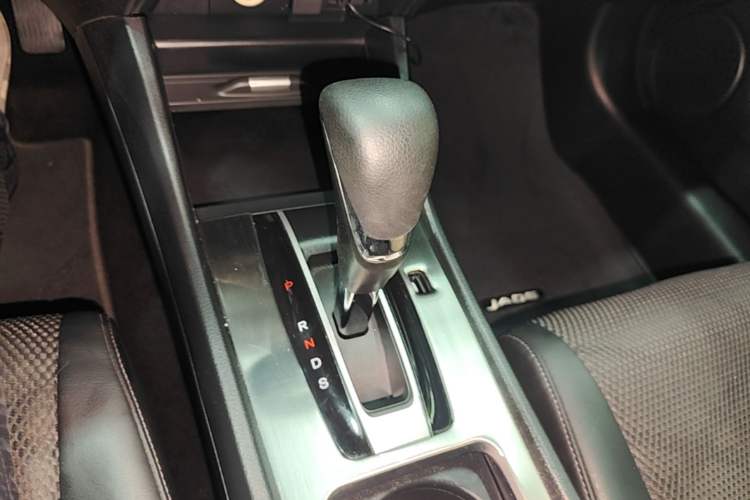 Used Honda Jade 2016 1.8L Automatic Comfort Elite Version 5 Seats Gear Lever