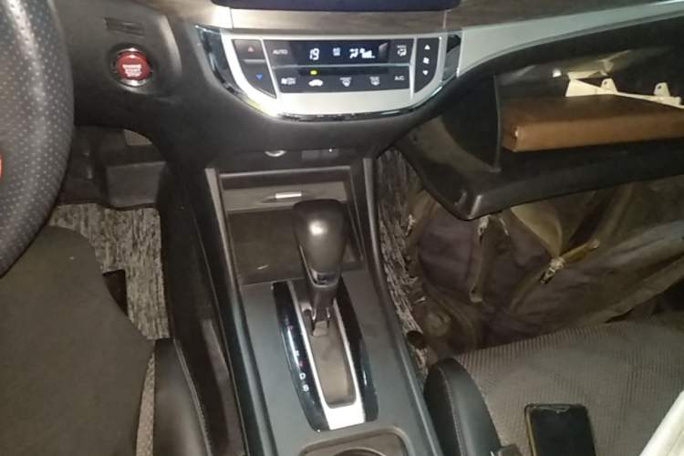 Used Honda Jade 2016 1.8L Automatic Comfort Elite Version 5 Seats Gear Lever