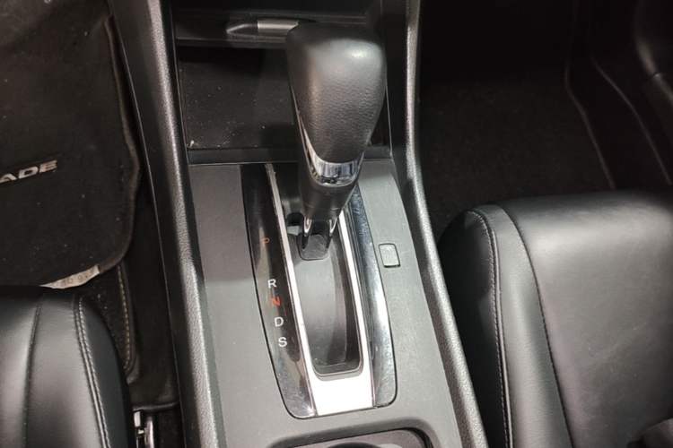 Used Honda Jade 2016 1.8L Automatic Comfort Elite Version 5 Seats Gear Lever
